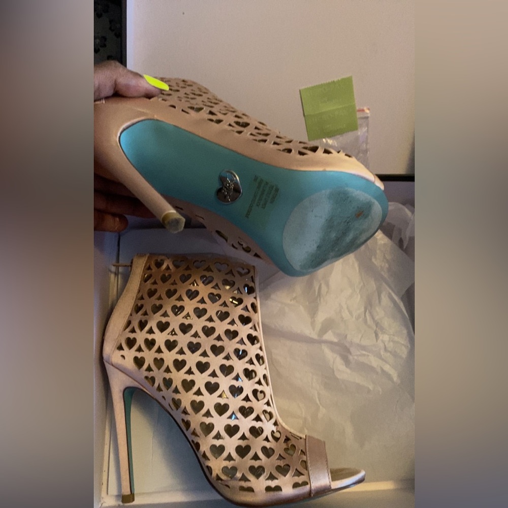 Betsy Johnson heels! Only worn twice each time was Valentine’s Day 🥰